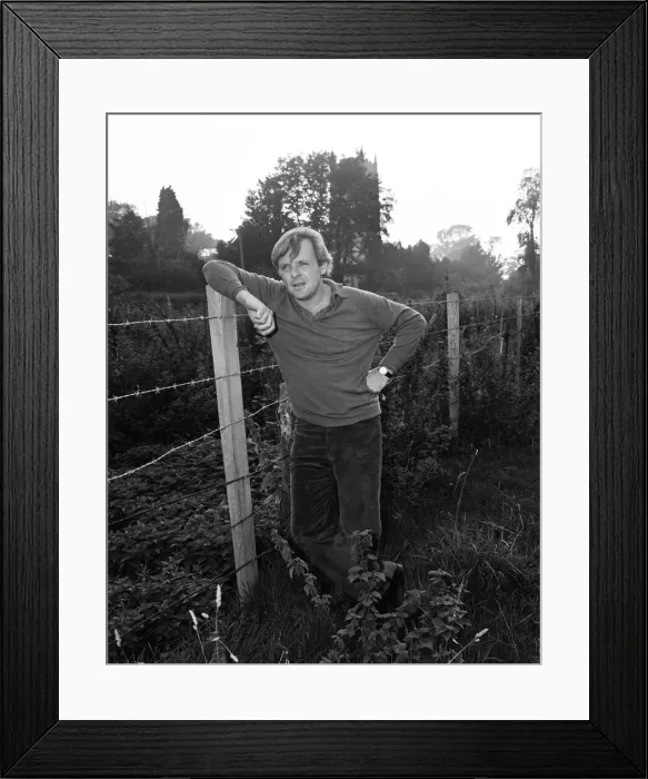Framed Print : Anthony Hopkins on location at Heydon, Norfolk, where he is filming for the new Channel 4 Framed Print : Anthony Hopkins on location at Heydon, Norfolk, where he is filming for the new Channel 4