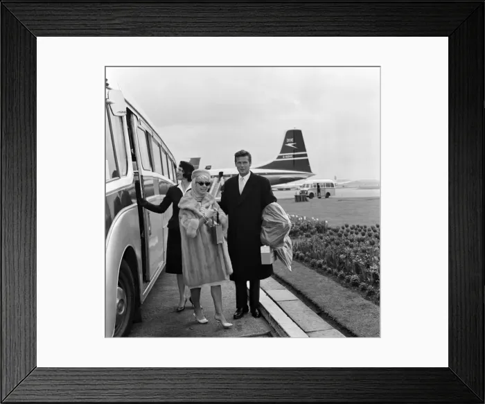 Framed Print : Actor Roger Moore and his wife Dorothy Squires, who flew into LAP today from New York Framed Print : Actor Roger Moore and his wife Dorothy Squires, who flew into LAP today from New York