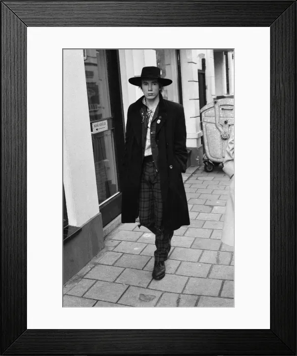 Framed Print : The Sex Pistols in Eindhoven, Holland. Johnny Rotten. 11th December 1977 Framed Print : The Sex Pistols in Eindhoven, Holland. Johnny Rotten. 11th December 1977