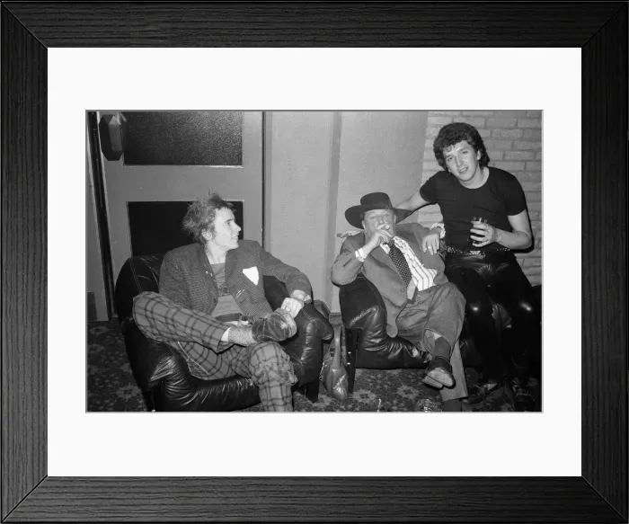 Framed Print : The Sex Pistols in Eindhoven, Holland. Johnny Rotten and Steve Jones. 11th December 1977