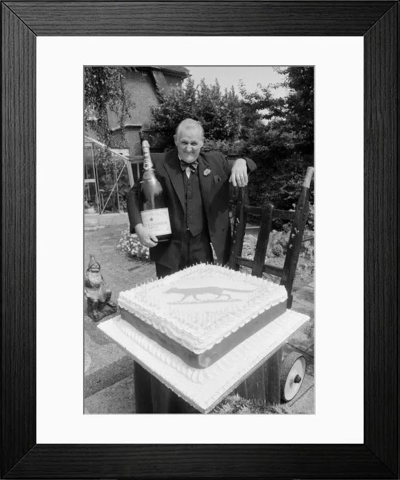 Framed Print : The cast of new Thames TV series Fox filming a birthday scene for father of Framed Print : The cast of new Thames TV series Fox filming a birthday scene for father of