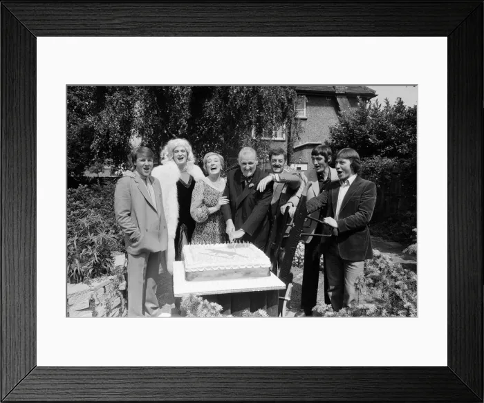 Framed Print : The cast of new Thames TV series Fox filming a birthday scene for father of Framed Print : The cast of new Thames TV series Fox filming a birthday scene for father of