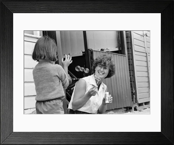 Framed Print : Holidaymakers in Frinton-on-Sea, Essex. 24th August 1967 Framed Print : Holidaymakers in Frinton-on-Sea, Essex. 24th August 1967