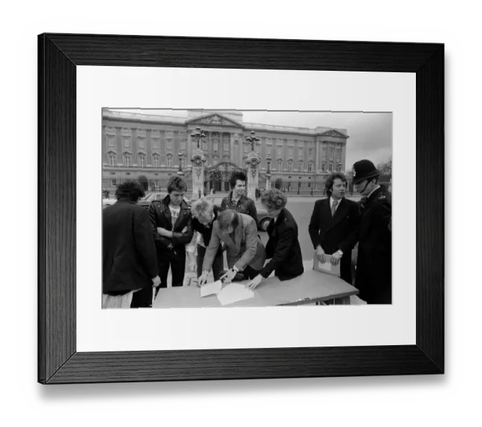 Framed Print : The Sex Pistols. 10th March 1977. London. There are back again - Framed Print : The Sex Pistols. 10th March 1977. London. There are back again -