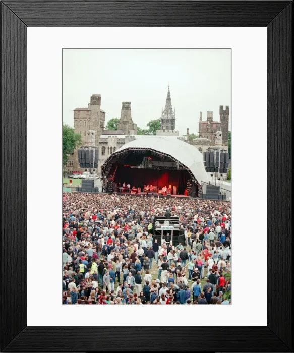 Framed Print : Welsh rock band Stereophonics performing at Cardiff Castle. 12th June 1998 Framed Print : Welsh rock band Stereophonics performing at Cardiff Castle. 12th June 1998
