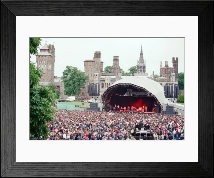 Framed Print : Welsh rock band Stereophonics performing at Cardiff Castle. 12th June 1998 Framed Print : Welsh rock band Stereophonics performing at Cardiff Castle. 12th June 1998