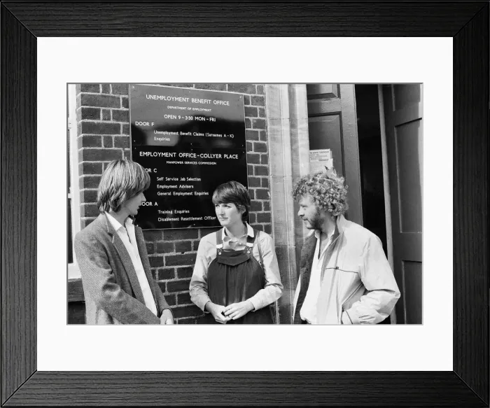 Framed Print : Prospective Labour member of Parliament Harriet Harman canvassing in Peckham Framed Print : Prospective Labour member of Parliament Harriet Harman canvassing in Peckham