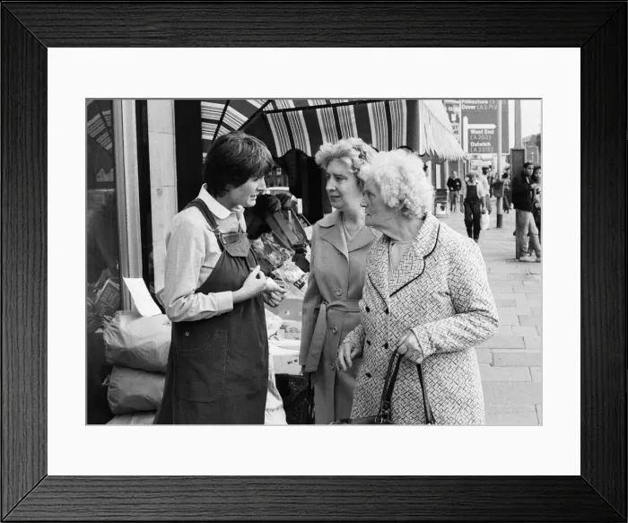 Framed Print : Prospective Labour member of Parliament Harriet Harman canvassing in Peckham Framed Print : Prospective Labour member of Parliament Harriet Harman canvassing in Peckham