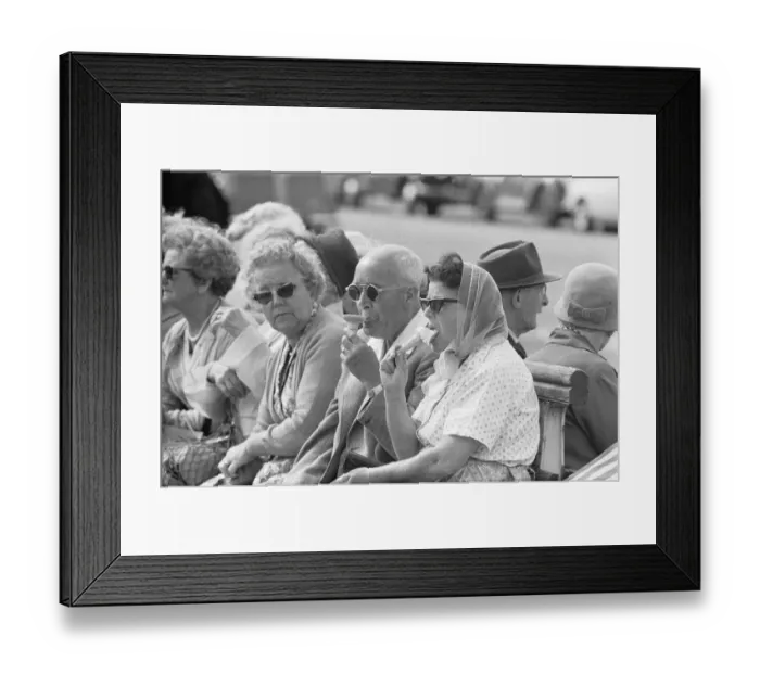 Framed Print : Holiday scenes at Brighton Holidaymakers enjoying the hot weather by cooling off Framed Print : Holiday scenes at Brighton Holidaymakers enjoying the hot weather by cooling off