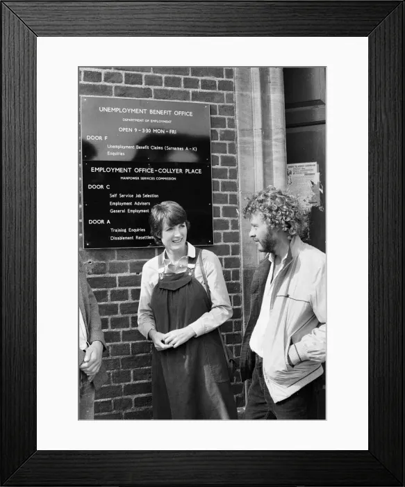 Framed Print : Prospective Labour member of Parliament Harriet Harman canvassing in Peckham Framed Print : Prospective Labour member of Parliament Harriet Harman canvassing in Peckham