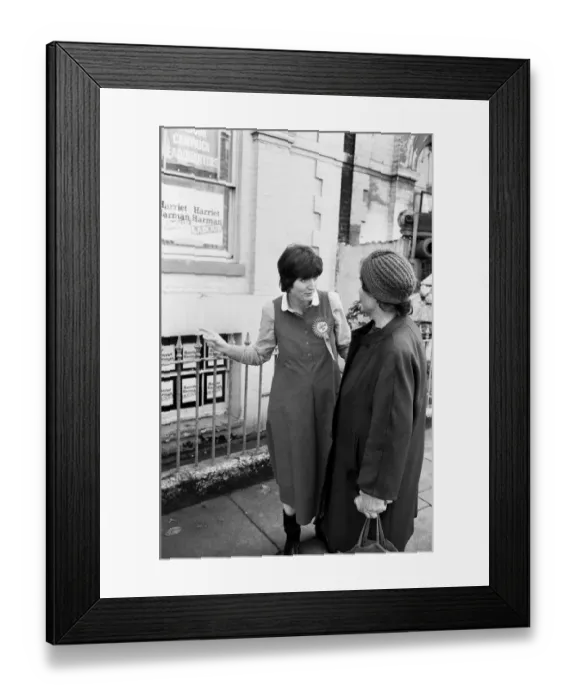 Framed Print : Prospective Labour member of Parliament Harriet Harman tours Peckham where she is Framed Print : Prospective Labour member of Parliament Harriet Harman tours Peckham where she is