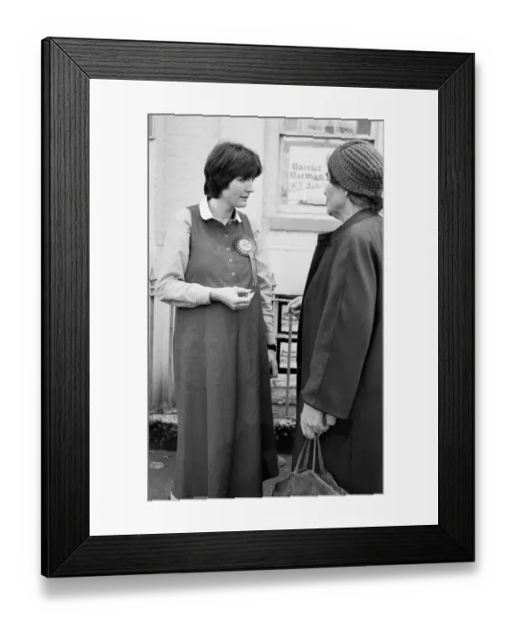 Framed Print : Prospective Labour member of Parliament Harriet Harman tours Peckham where she is Framed Print : Prospective Labour member of Parliament Harriet Harman tours Peckham where she is