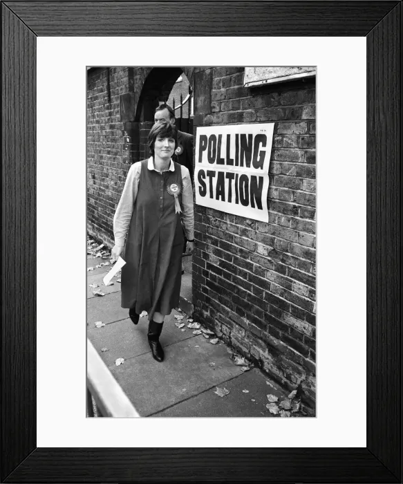 Framed Print : Prospective Labour member of Parliament Harriet Harman tours Peckham where she is