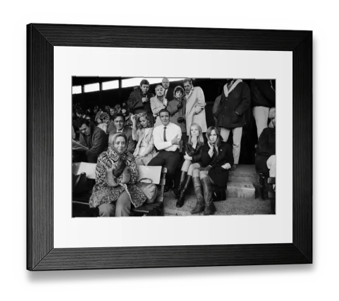 Framed Print : Film stars Rod Taylor, Christopher Plummer and Camilla Sparv together with 175 extras
