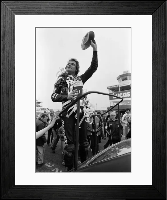Framed Print : British Motorcycle road racer Barry Sheene wins the 1300 cc Superbike race at Donington