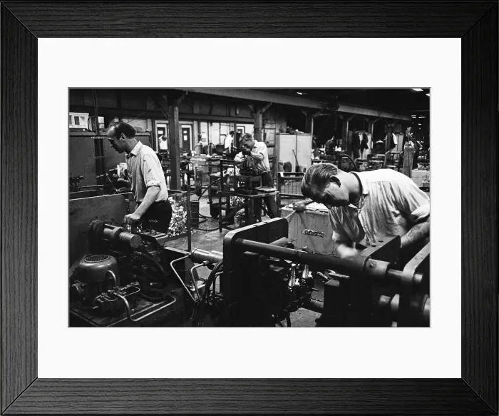 Framed Print : Workers casting moulds on the shop floor of the G. E. C. Foundry, Electric Avenue, Witton