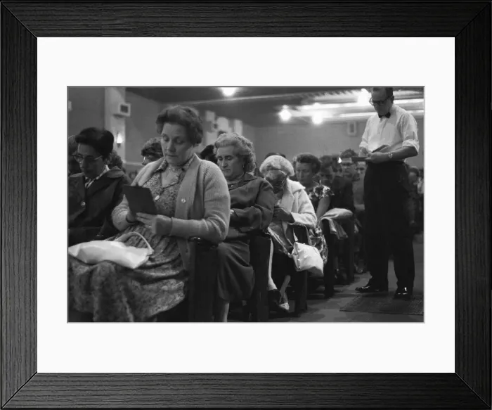 Framed Print : Playing bingo at the Gaiety Theatre, Cardiff. 31st July 1963 Framed Print : Playing bingo at the Gaiety Theatre, Cardiff. 31st July 1963