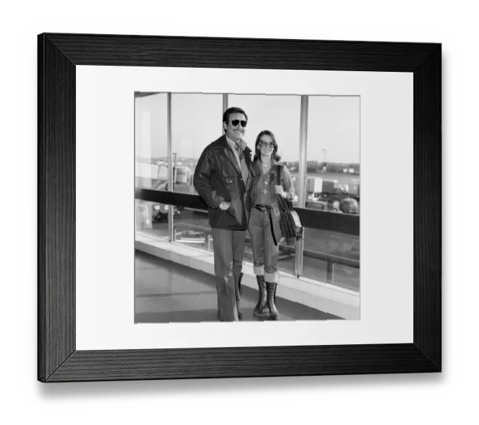 Framed Print : Actor Robert Wagner and actress wife Natalie Wood arriving in London en route for Framed Print : Actor Robert Wagner and actress wife Natalie Wood arriving in London en route for