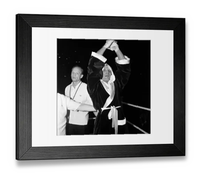 Framed Print : Henry Cooper takes the European Heavyweight Boxing Championship from Germany