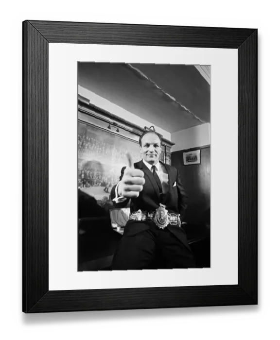 Framed Print : Henry Cooper, proudly shows off his 3rd Lonsdale bet, which was presented to him by Sir Framed Print : Henry Cooper, proudly shows off his 3rd Lonsdale bet, which was presented to him by Sir