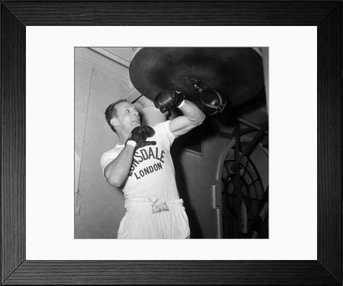 Framed Print : Henry Cooper at Bellingham in training for his 24th February date at Belle Vue Manchester Framed Print : Henry Cooper at Bellingham in training for his 24th February date at Belle Vue Manchester
