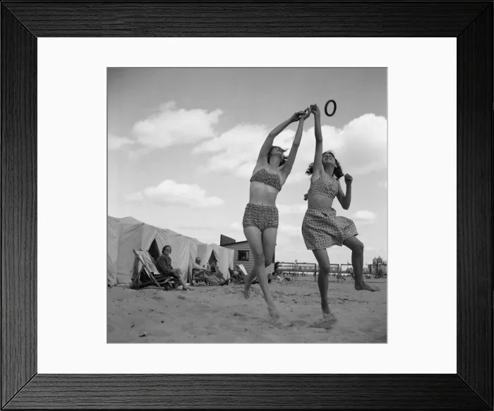 Framed Print : Holidaymakers playing with a quoit on the beach close to the Britannia Pier
