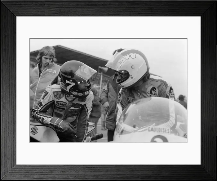 Framed Print : Britiains World Motorcycle racing Champion Barry Sheene at Brands Hatch competing in