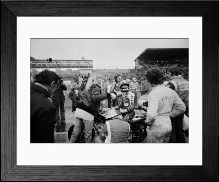 Framed Print : Britiains World Motorcycle racing Champion Barry Sheene at brands hatch competing in Framed Print : Britiains World Motorcycle racing Champion Barry Sheene at brands hatch competing in