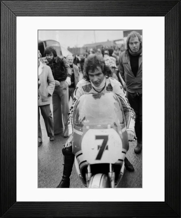 Framed Print : Britiains World Motorcycle racing Champion Barry Sheene at brands hatch competing in