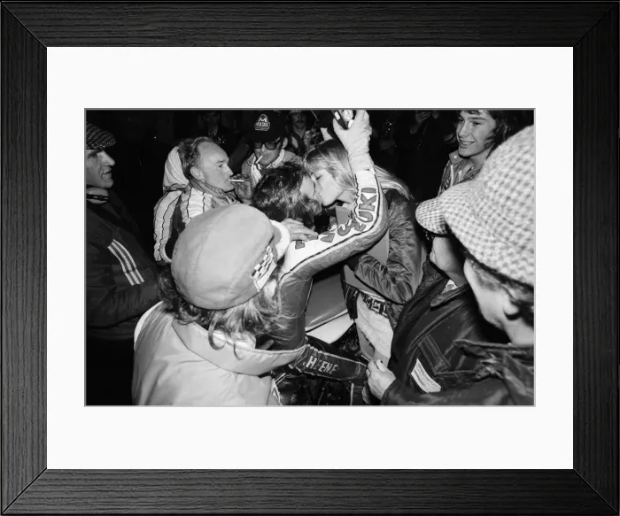 Framed Print : Britiains World Motorcycle racing Champion Barry Sheene at Brands Hatch competing in Framed Print : Britiains World Motorcycle racing Champion Barry Sheene at Brands Hatch competing in