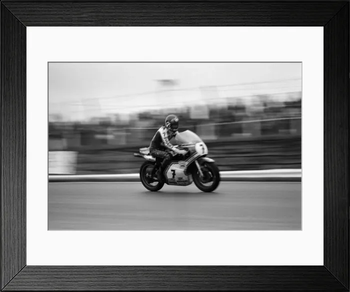 Framed Print : Britiains World Motorcycle racing Champion Barry Sheene at brands hatch competing in Framed Print : Britiains World Motorcycle racing Champion Barry Sheene at brands hatch competing in