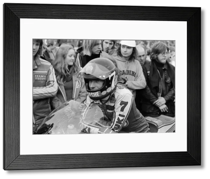 Framed Print : Britiains World Motorcycle racing Champion Barry Sheene at Brands Hatch competing in