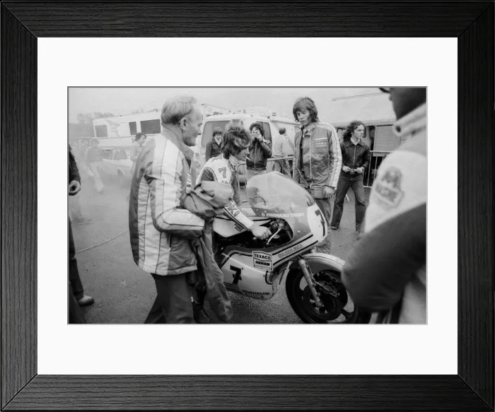 Framed Print : Britiains World Motorcycle racing Champion Barry Sheene at brands hatch competing in Framed Print : Britiains World Motorcycle racing Champion Barry Sheene at brands hatch competing in