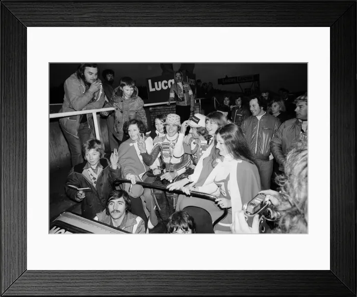 Framed Print : Britiains World Motorcycle racing Champion Barry Sheene at Brands Hatch competing in