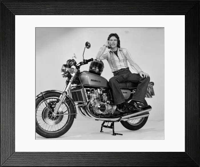 Framed Print : British Motorcycle road racer Barry Sheene poses on a Suzuki GT 750 in the Daily Mirror Framed Print : British Motorcycle road racer Barry Sheene poses on a Suzuki GT 750 in the Daily Mirror