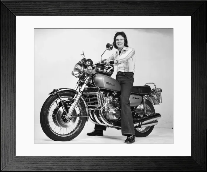 Framed Print : British Motorcycle road racer Barry Sheene poses on a Suzuki GT 750 in the Daily Mirror