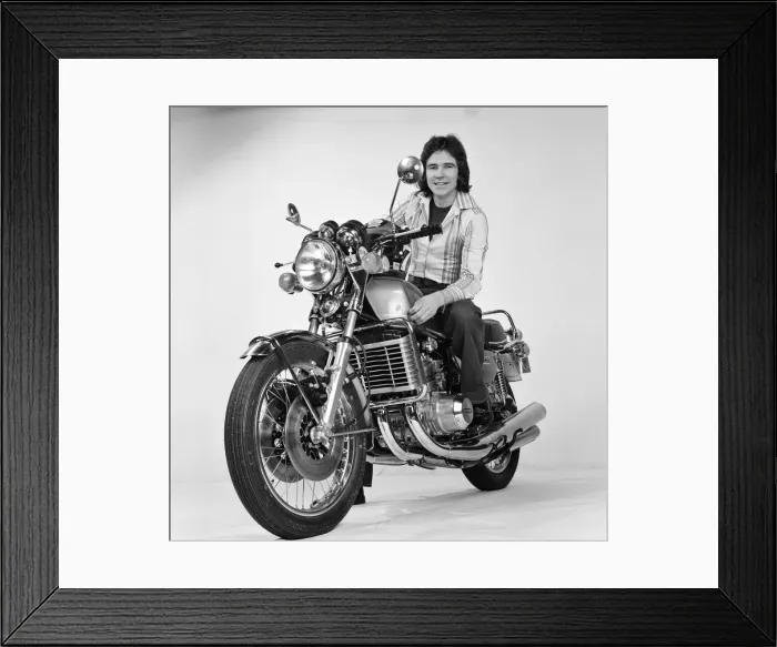 Framed Print : British Motorcycle road racer Barry Sheene poses on a Suzuki GT 750 in the Daily Mirror