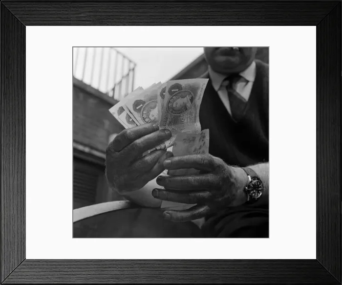 Framed Print : One Pound Notes in 1968. Pictures originally taken for a consumer Framed Print : One Pound Notes in 1968. Pictures originally taken for a consumer
