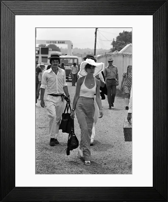Framed Print : People enjoying the Henley Regatta. River Thames, Henley-on-Thames, Oxfordshire Framed Print : People enjoying the Henley Regatta. River Thames, Henley-on-Thames, Oxfordshire