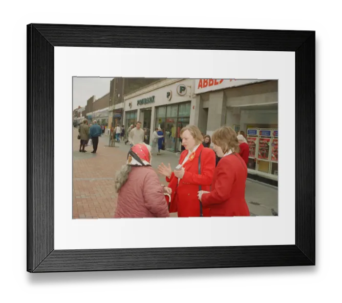 Framed Print : Angela Eagle (left) and her twin sister Maria (right) campaigning in Liverpool Framed Print : Angela Eagle (left) and her twin sister Maria (right) campaigning in Liverpool