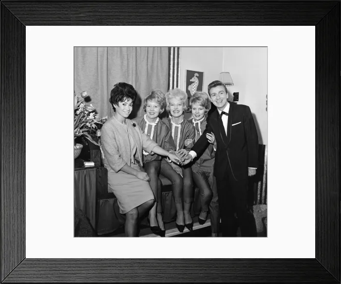 Framed Print : Comedian Des O Connor took over from Norman Vaughan as compare of ITVs