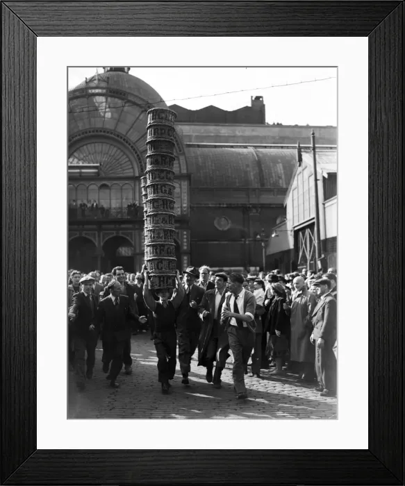 Framed Print : Porters from Covent Garden Flower and Vegetable market race with baskets stacked on their