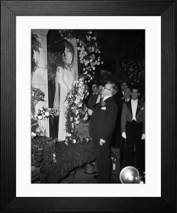 Framed Print : Covent Garden Flower Show 12th June 1951 Herbert Morrison MP admires the floral
