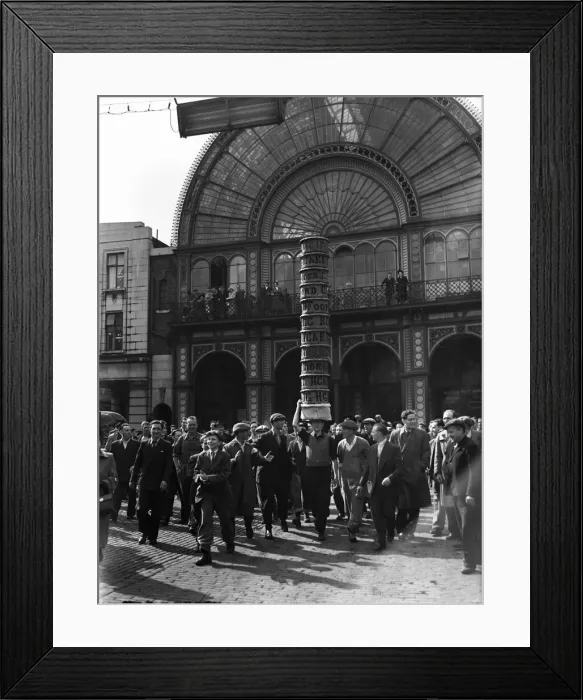 Framed Print : Porters from Covent Garden Flower and Vegetable market race with baskets stacked on their