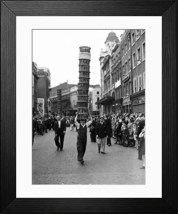 Framed Print : Porters from Covent Garden Flower and Vegetable market race with baskets stacked on their
