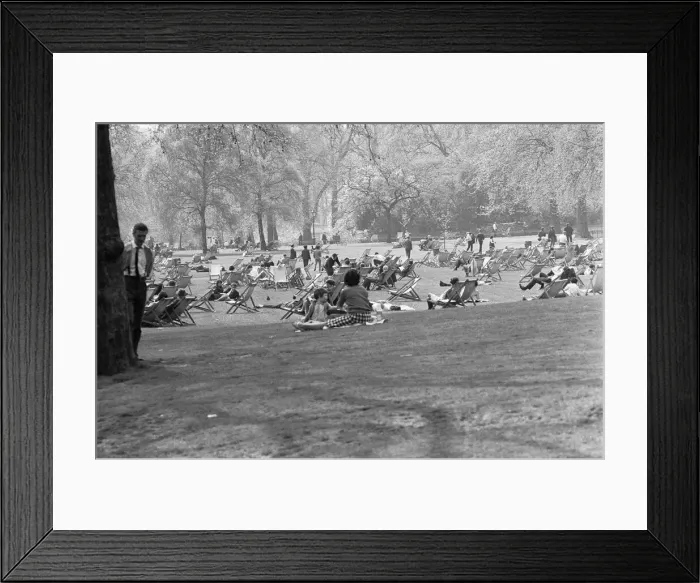 Framed Print : Office workers and young families enjoy the spring warmth and sun in St James Park Framed Print : Office workers and young families enjoy the spring warmth and sun in St James Park
