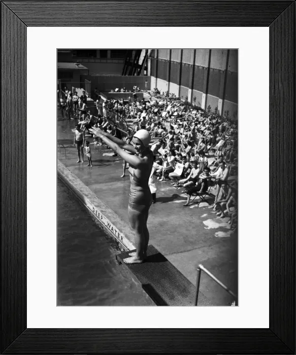 Framed Print : As the summer heatwave hits central London, Londoners flock to the Oasis Lido to cool off Framed Print : As the summer heatwave hits central London, Londoners flock to the Oasis Lido to cool off