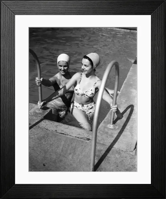Framed Print : As the summer heatwave hits central London, Londoners flock to the Oasis Lido to cool off Framed Print : As the summer heatwave hits central London, Londoners flock to the Oasis Lido to cool off