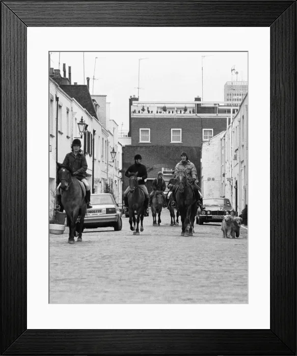 Framed Print : Horse riders in Hyde Park Gardens Mews on there way to the stables in Bathurst Mews