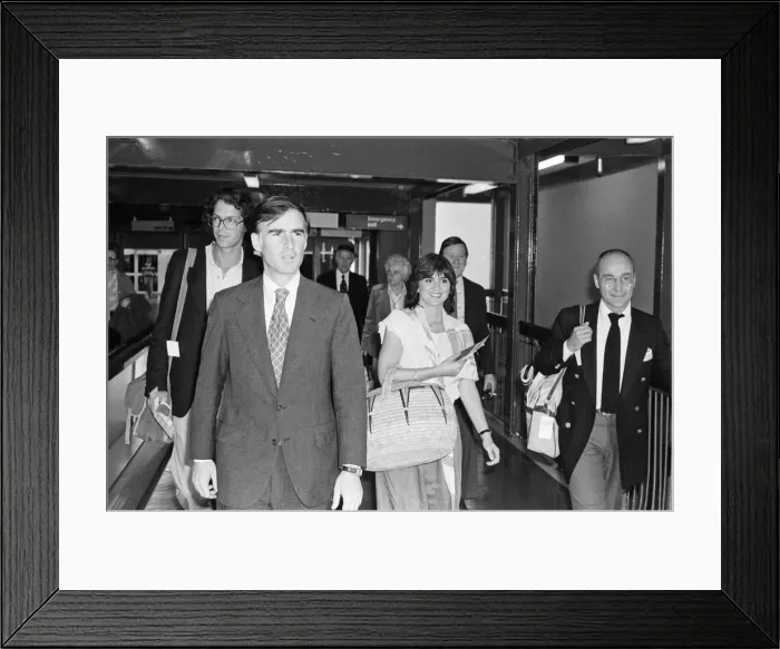 Framed Print : Linda Ronstadt arrives at London Heathrow Airport on their way to Los Angeles Framed Print : Linda Ronstadt arrives at London Heathrow Airport on their way to Los Angeles